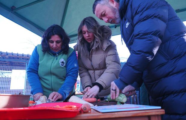 Mihai Stoica și fiica sa, Teodora, au gătit pentru câinii fără stăpân de la Adăpostul Speranța » Replica lui MM pentru „câinii” din Liga 1, după ce Dinamo a ajuns ultima în clasament