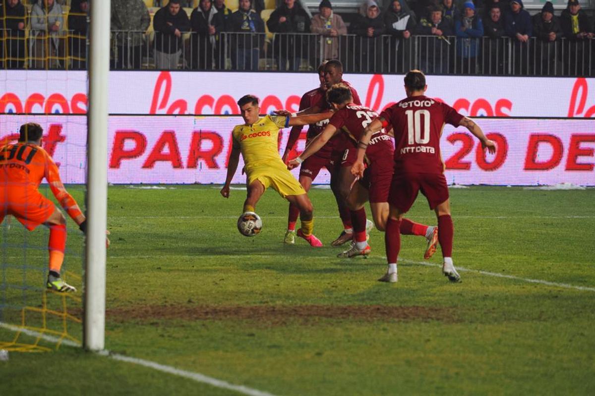 Fumatul interzis, nu și pentru președinte! 10 detalii de la Petrolul - CFR Cluj, observate de reporterii GSP prezenți la Ploiești