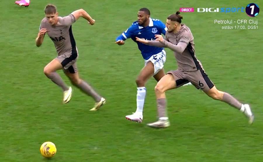 Drăgușin l-a împins pe Beto cu umărul, intervenția NU a fost sancționată // foto: captură DigiSport Drăgușin a jucat 11 minute în Everton - Tottenham. De ziua lui de naștere, românul a fost implicat în 3 faze