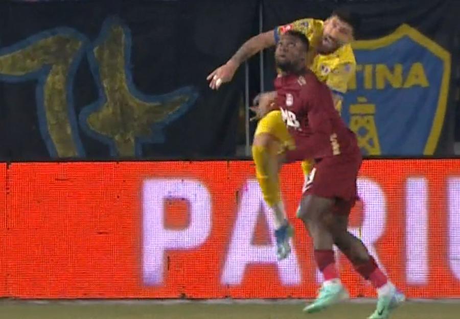 Duelul dintre Michael și Papp / FOTO: Orange Sport Specialiștii se contrazic la faza care a decis Petrolul - CFR Cluj: „99% asta e decizia corectă!” vs „E fault!”