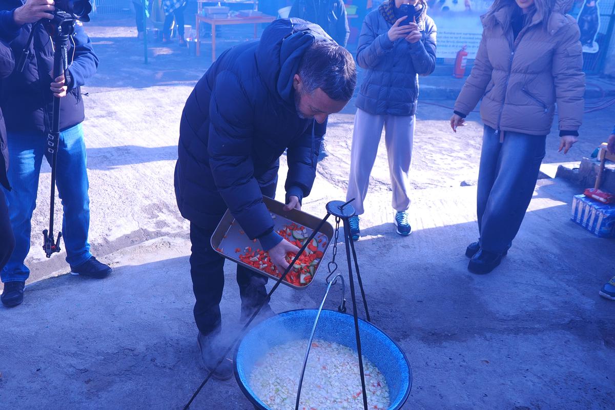 Mihai Stoica și fiica sa, Teodora, au gătit pentru câinii fără stăpân de la Adăpostul Speranța » Replica lui MM pentru „câinii” din Liga 1, după ce Dinamo a ajuns ultima în clasament