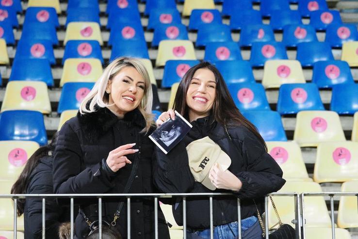 Andreea Hanca, soția lui Segiu Hanca, și Simona Pechal, iubita lui Lukas Zima, dreapta