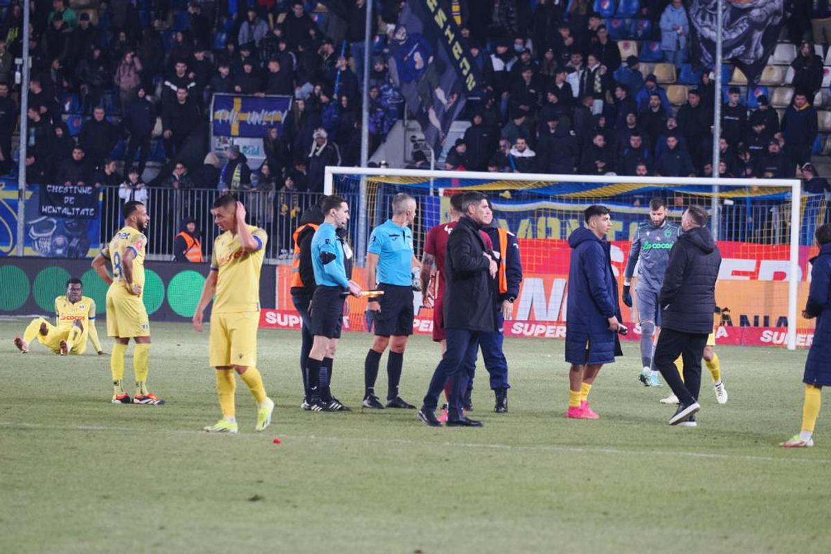 Scene ca pe timpuri! Arbitrul de la Petrolul - CFR, scos de pe teren cu stewarzii! Momente tensionate la Ploiești, chiar sub ochii lui Mutu