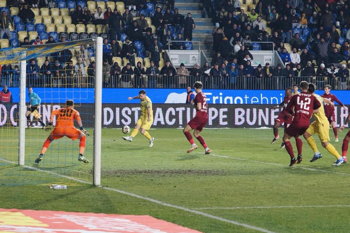 Fumatul interzis, nu și pentru președinte! 10 detalii de la Petrolul - CFR Cluj, observate de reporterii GSP prezenți la Ploiești