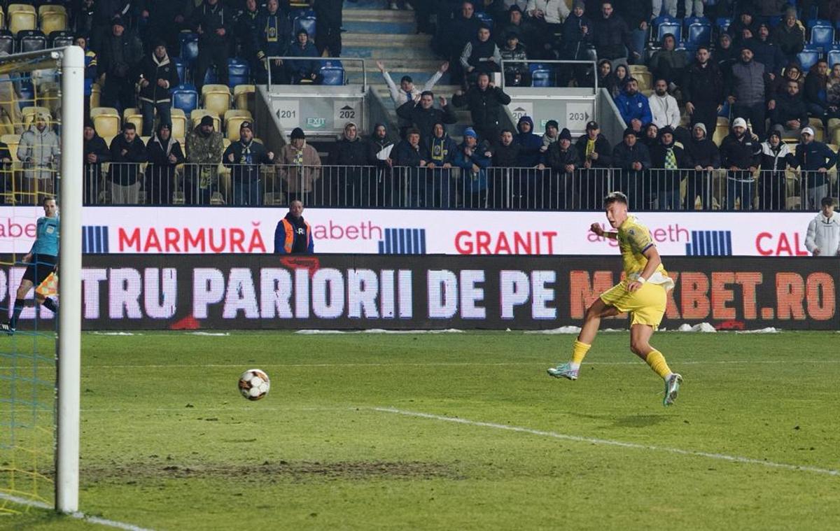 Fumatul interzis, nu și pentru președinte! 10 detalii de la Petrolul - CFR Cluj, observate de reporterii GSP prezenți la Ploiești