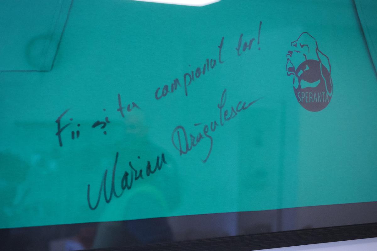 Mihai Stoica și fiica sa, Teodora, au gătit pentru câinii fără stăpân de la Adăpostul Speranța » Replica lui MM pentru „câinii” din Liga 1, după ce Dinamo a ajuns ultima în clasament