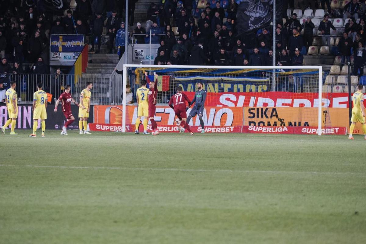 Fumatul interzis, nu și pentru președinte! 10 detalii de la Petrolul - CFR Cluj, observate de reporterii GSP prezenți la Ploiești