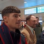Florinel Coman s-a lăsat pozat cu un fular rossoblu după aterizarea la Cagliari / Foto: Calcio Casteddu