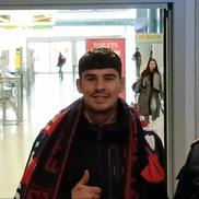 Florinel Coman s-a lăsat pozat cu un fular rossoblu după aterizarea la Cagliari / Foto: Calcio Casteddu