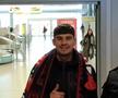 Florinel Coman s-a lăsat pozat cu un fular rossoblu după aterizarea la Cagliari / Foto: Calcio Casteddu
