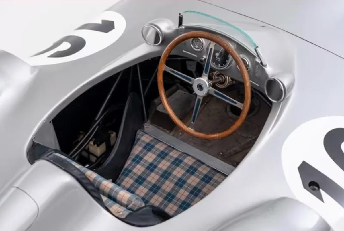 Mașina de colecție, pilotată de Fangio și Moss, a fost vândută cu 51 de milioane de euro!