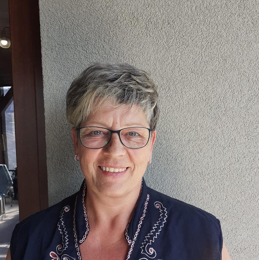 Ana Klein e contrariată de atitudinea soției și fiicei lui Michael Klein. Foto: facebook Sora lui Michael Klein, dezlănțuită în conflictul cu soția și fiica: „Obraznicelor, nu voi sunteți familia lui Mișa!” + „Mi-au luat mașina primită cadou de nuntă de la fratele meu”
