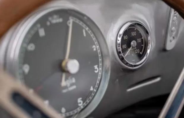 Mașina de colecție, pilotată de Fangio și Moss, a fost vândută cu 51 de milioane de euro!