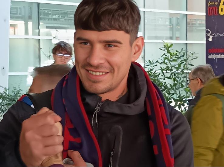 Florinel Coman s-a lăsat pozat cu un fular rossoblu după aterizarea la Cagliari / Foto: Calcio Casteddu