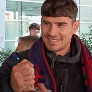 Florinel Coman s-a lăsat pozat cu un fular rossoblu după aterizarea la Cagliari / Foto: Calcio Casteddu