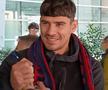 Florinel Coman s-a lăsat pozat cu un fular rossoblu după aterizarea la Cagliari / Foto: Calcio Casteddu