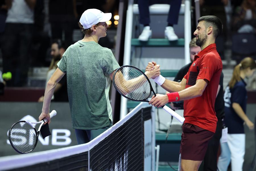 Jannik Sinner și Novak Djokovic, în octombrie 2024 Foto: Guliver / Getty Images Fost mare fotbalist: „Închipuiți-vi-l pe Djokovic câștigând Australian Open după ce ar fi fost depistat pozitiv”
