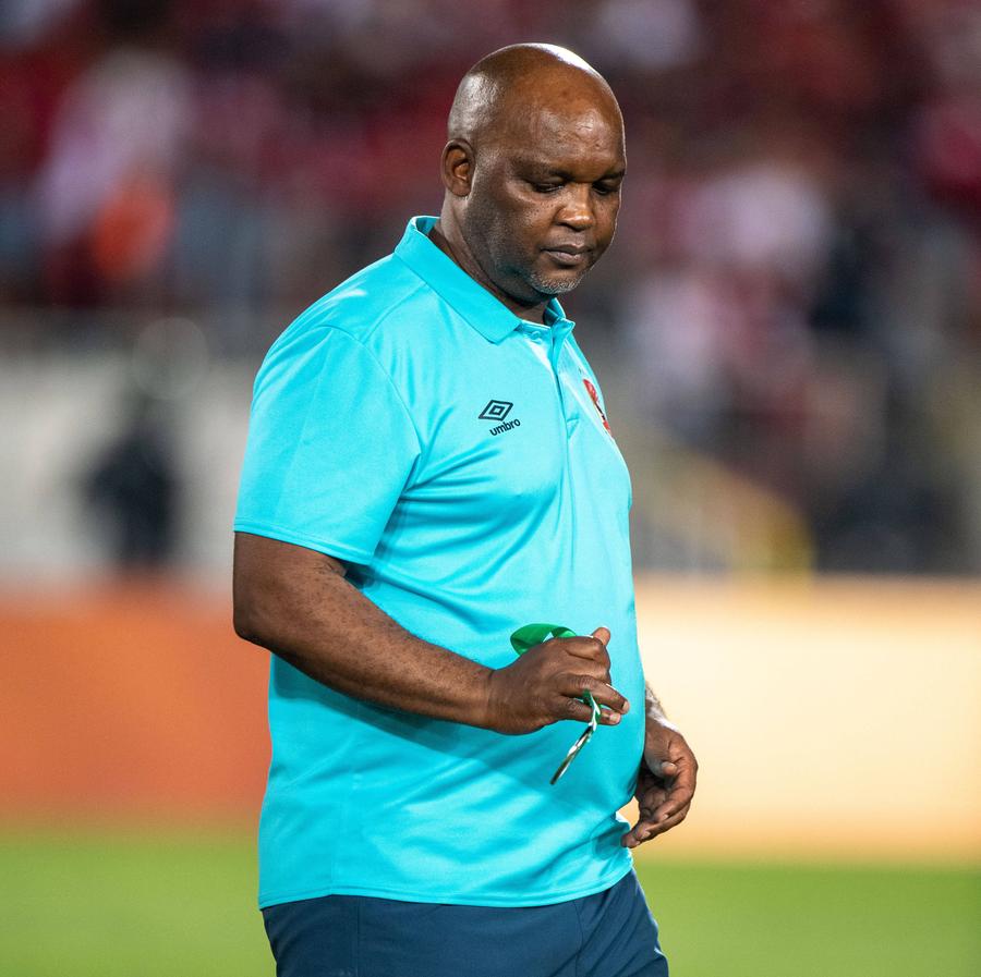 Pitso Mosimane, fost selecționer al Africii de Sud, a părăsit banca tehnică a lui Estheglal după o aventură de numai trei luni. Foto: Imago Dan Petrescu „e pe lista scurtă” a unui club care îi dă de 4 ori salariul de la CFR Cluj! » Varga ar putea rămâne fără antrenor în câteva zile: „Dacă plătește clauza, e liber să plece!”