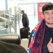 Florinel Coman s-a lăsat pozat cu un fular rossoblu după aterizarea la Cagliari / Foto: Calcio Casteddu