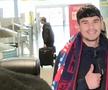 Florinel Coman s-a lăsat pozat cu un fular rossoblu după aterizarea la Cagliari / Foto: Calcio Casteddu