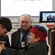 Florinel Coman s-a lăsat pozat cu un fular rossoblu după aterizarea la Cagliari / Foto: Calcio Casteddu