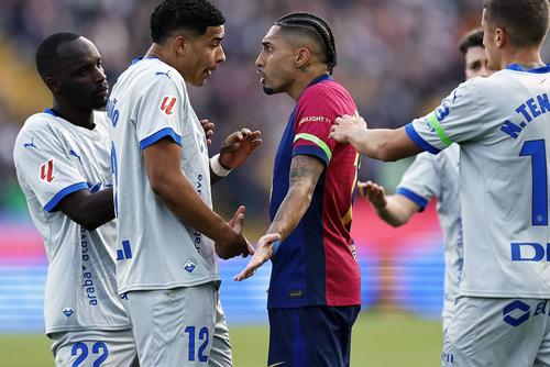 Raphinha l-a înjurat pe arbitrul partidei Barcelona - Alaves. Foto: Imago