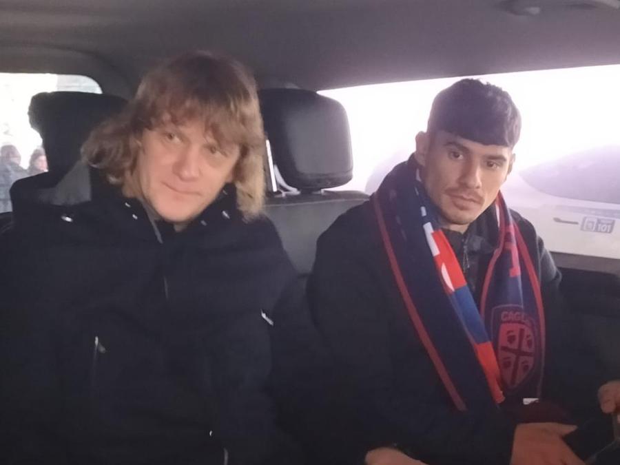 Florin Coman, în mașină alături de agentul care îl reprezintă la negocieri, Dusan Basta, fostul fundaș dreapta al lui Lazio, Udinese și Lecce / Foto: Tutto Cagliari Pariul sard și șansa lui „Mbappé”