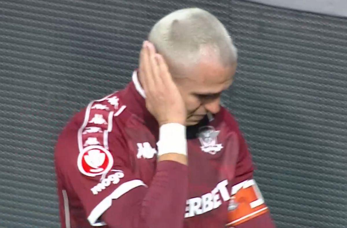 Imagini incredibile după Hermannstadt - Rapid » Cristian Manea, în lacrimi, consolat de coechipieri, a „uitat” rapid și a început să înjure Steaua