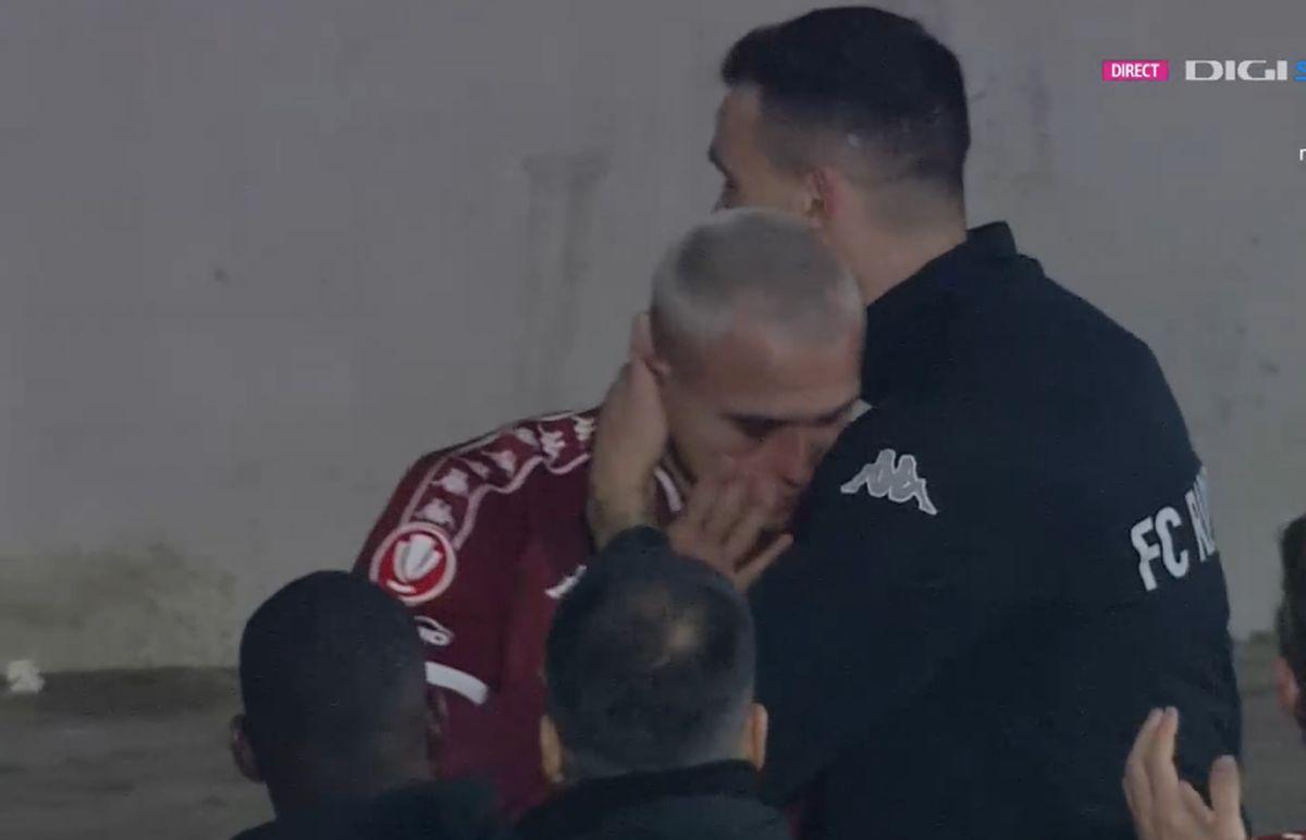 Imagini incredibile după Hermannstadt - Rapid » Cristian Manea, în lacrimi, consolat de coechipieri, a „uitat” rapid și a început să înjure Steaua