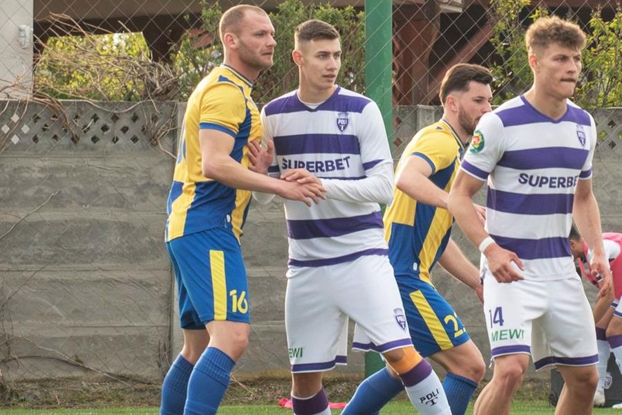 Cosmin Huminic, în centru, în duel cu #16 / Sursă foto: Facebook@ Politehnica Timișoara Fotbalistul-bătăuș, plasat în arest la domiciliu! Ultimele informații despre bătaia ca-n filme de la Timișoara: obligat să poarte brățară de supraveghere