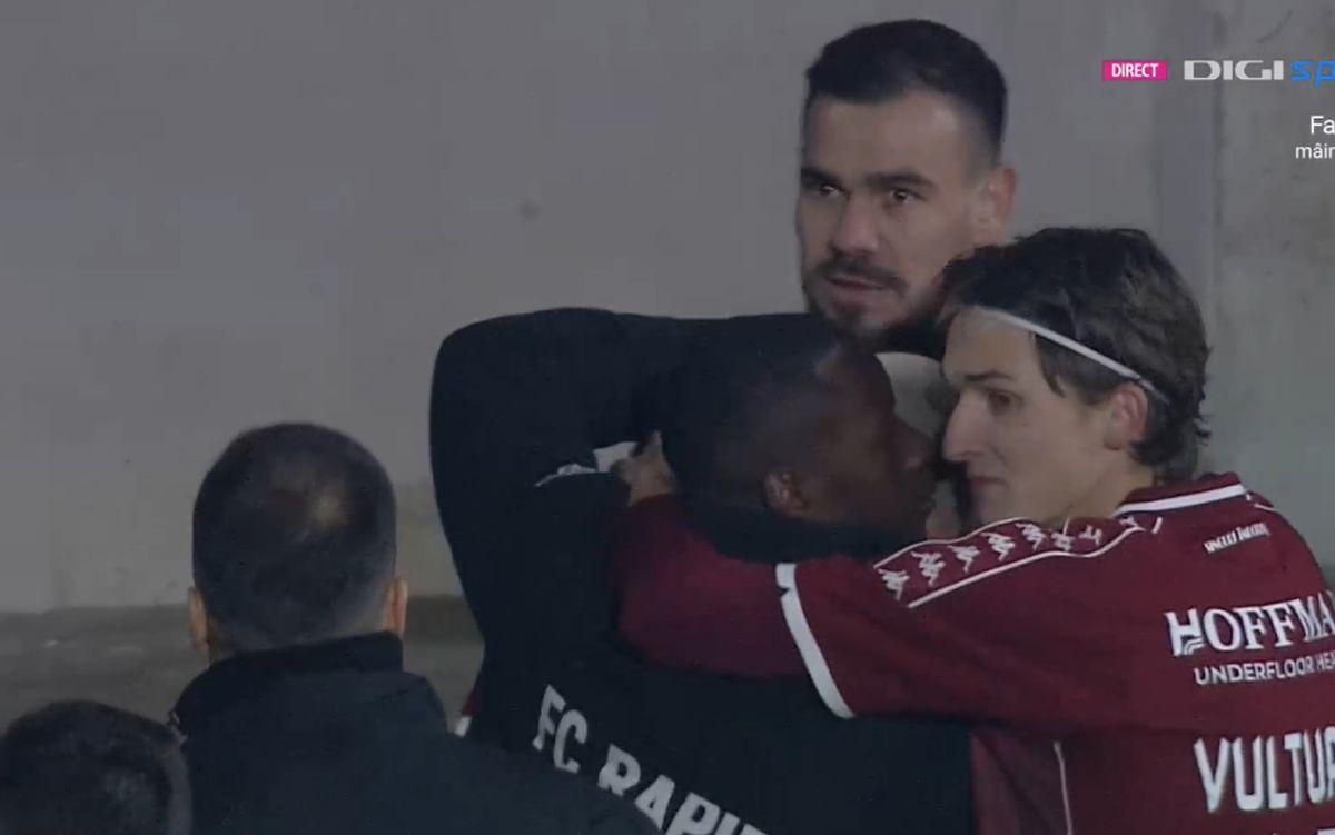 Imagini incredibile după Hermannstadt - Rapid » Cristian Manea, în lacrimi, consolat de coechipieri, a „uitat” rapid și a început să înjure Steaua