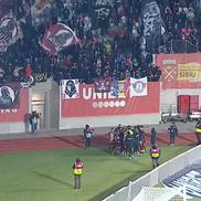 Cristi Manea, în lacrimi după Hermannstadt - Rapid, consolat de colegi / foto: captură Digi Sport