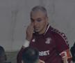 Cristi Manea, în lacrimi după Hermannstadt - Rapid, consolat de colegi / foto: captură Digi Sport