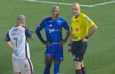 Motivul insolit pentru care arbitrul a întrerupt meciul 4 minute » Publicul a râs și l-a primit cu aplauze!