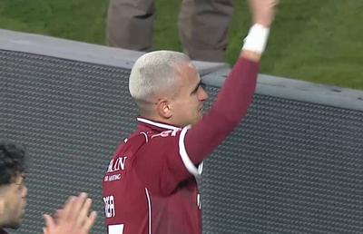 Imagini incredibile după Hermannstadt - Rapid » Cristian Manea, în lacrimi, consolat de coechipieri, a „uitat” rapid și a început să înjure Steaua