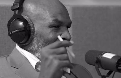VIDEO Mike Tyson, interviu în lacrimi și fum de marijuana: „Mă simt ca un nenorocit! Urăsc acea persoană. Îmi e frică de ea”