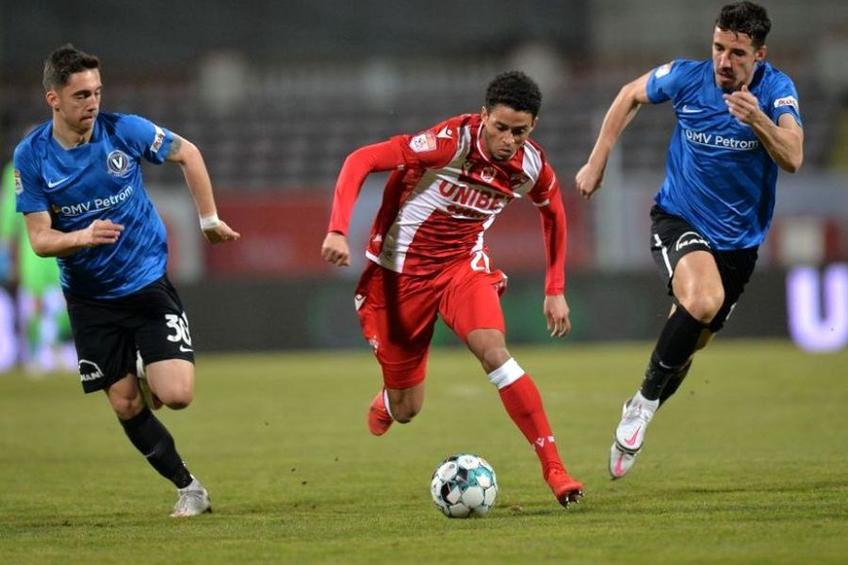 Jonathan Morsay (în alb-roșu) este unul dintre nou-veniții la Dinamo