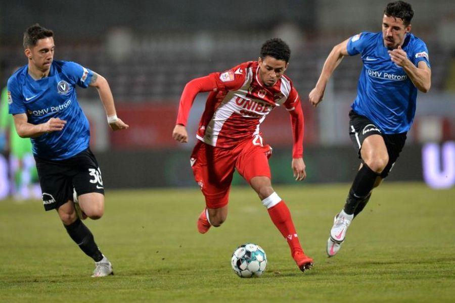 Jonathan Morsay (în alb-roșu) este unul dintre nou-veniții la Dinamo Dusan Uhrin, impresionat de atitudinea „câinilor”: „Se simțea rău înainte de meci și tot a dat gol!” + Dinamo nu renunță la Cupă