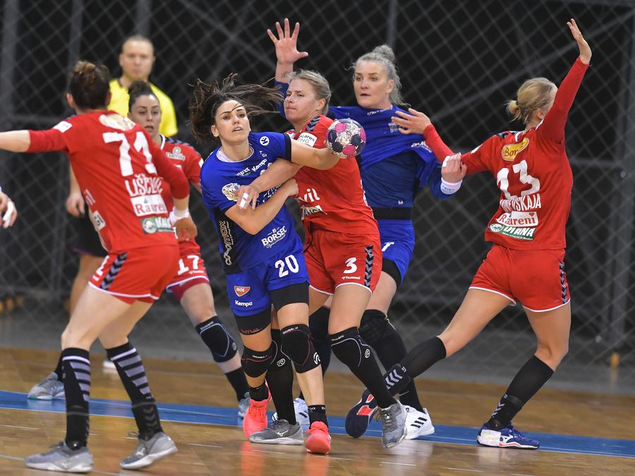 Duelurile de pe semicerc au fost aprige și la ultimul duel dintre CSM București și SCM Râmnicu Vâlcea FOTO sportpictures.ro Adrian Vasile, înaintea „dublei” cu Vâlcea din „optimile” Ligii: „Ne place presiunea”