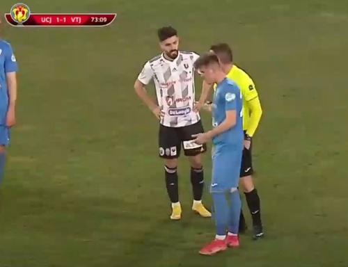 Partida dintre U Cluj și Viitorul Pandurii Tg. Jiu a avut un final extrem de tensionat. În minutul 74, la scorul de 1-1, Srdjan Luchin a văzut cartonașul roșu, la o fază în care clujenii au cerut penalty.