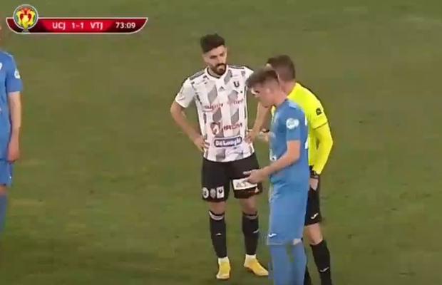 VIDEO + FOTO U Cluj - Viitorul Pandurii, scăpat complet de sub control de arbitrul Andrei Antonie! Deciziile care au dinamitat finalul