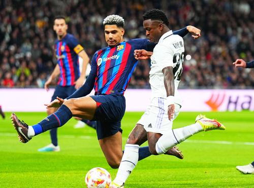 Vinícius (în alb) n-a putut trece de „zidul” Araujo. FOTO: Guliver/GettyImages
