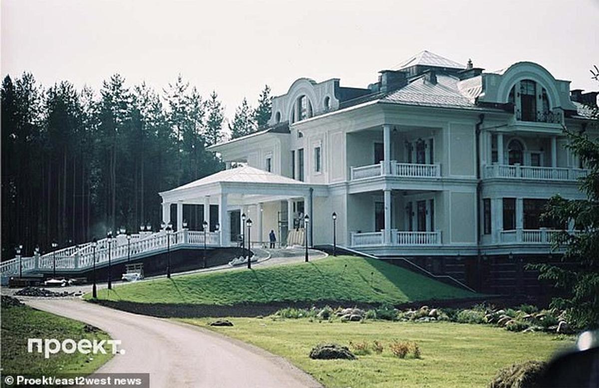 Vladimir Putin i-a cumpărat un penthouse de lux fostei gimnaste cu care se iubește! Imagini incredibile