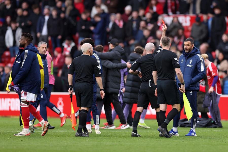 Steven Reid (dreapta), asistentul managerului lui Nottingham, a fost eliminat la sfârșitul meciului Foto: Guliver/GettyImages Furie în Premier League » Patronul clubului a atacat centralul după eșecul cu Liverpool
