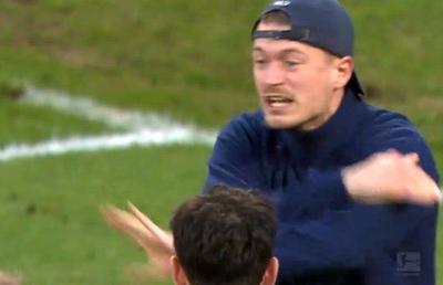 Imaginile weekendului în Europa: liderul ultrașilor i-a aliniat pe antrenor și jucători pe gazon, după umilitorul 0-6!