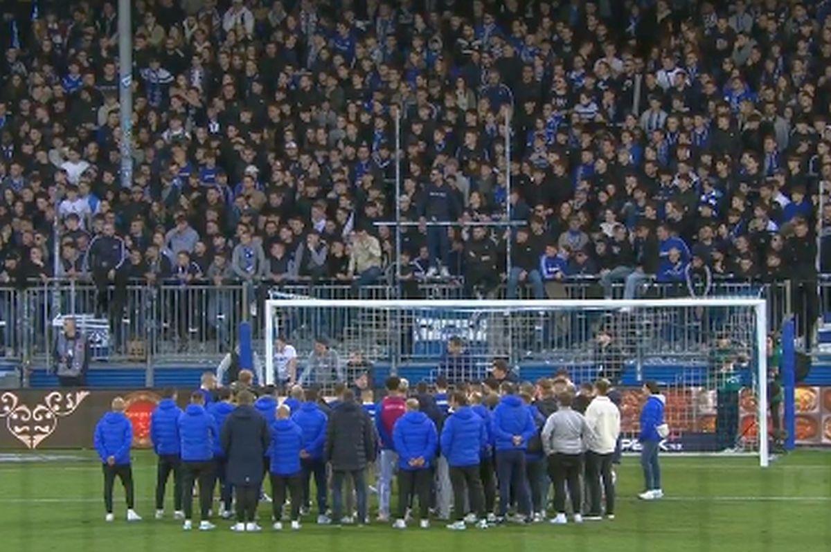 Imaginile weekendului în Europa: liderul ultrașilor i-a aliniat pe antrenor și jucători pe gazon, după umilitorul 0-6!