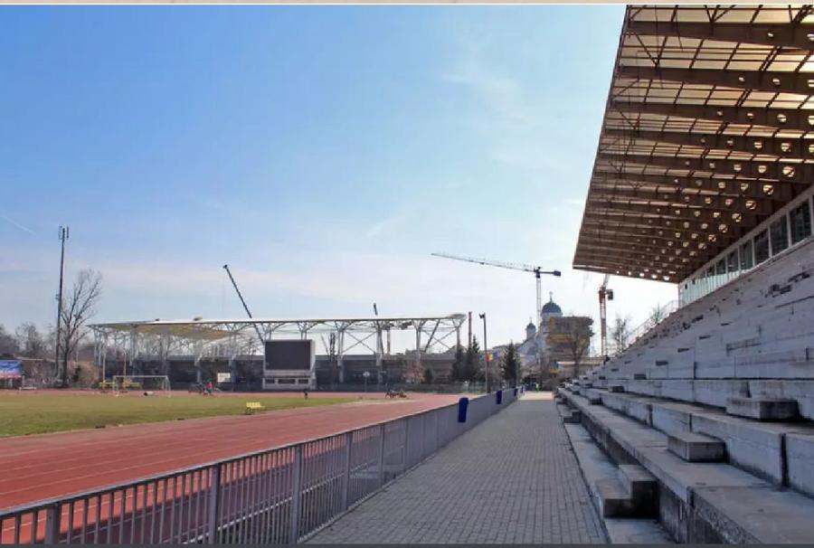 Tribuna din curtea Federației Române de Atletism Nici sală, nici patinoar! Ce au promis ultimii doi primari ai Capitalei și ce s-a realizat, de fapt » Nicușor Dan și Gabriela Firea au avut două mari obiective, ambele RATATE + Harta iluziilor din București