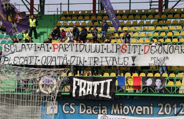 Furie la clubul din Liga 2 » Mesaje de protest la ultimul meci: „Sclavi ai partidului lipsit de onoare”