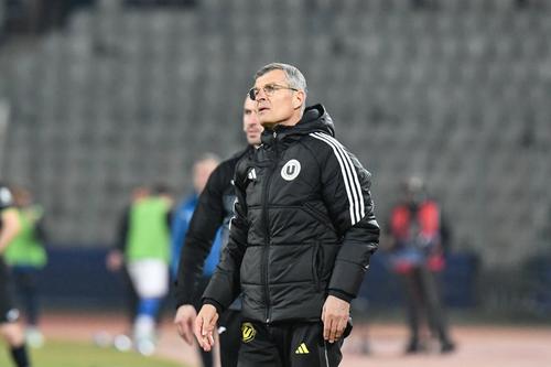 Ovidiu Sabău (56 de ani), antrenorul de la Universitatea Cluj, a declarat că ardelenii ar digera foarte greu o eventuală neintrare în play-off. foto: Imago