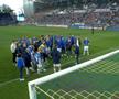 Imaginile weekendului în Europa: liderul ultrașilor i-a aliniat pe antrenor și jucători pe gazon, după umilitorul 0-6!